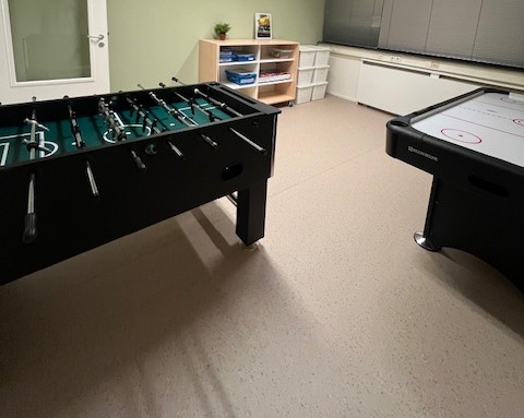 De tafelvoetbal- en airhockeytafel van gro-up BSO Zjaak in Prinsenland