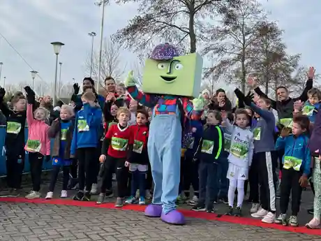 gro-up Kids Run Lansingerland Run 2025 Kinderen, hun ouders en mascotte grup staan klaar bij de start van de gro-up Kids Run tijdens de Lansingerland Run 2025