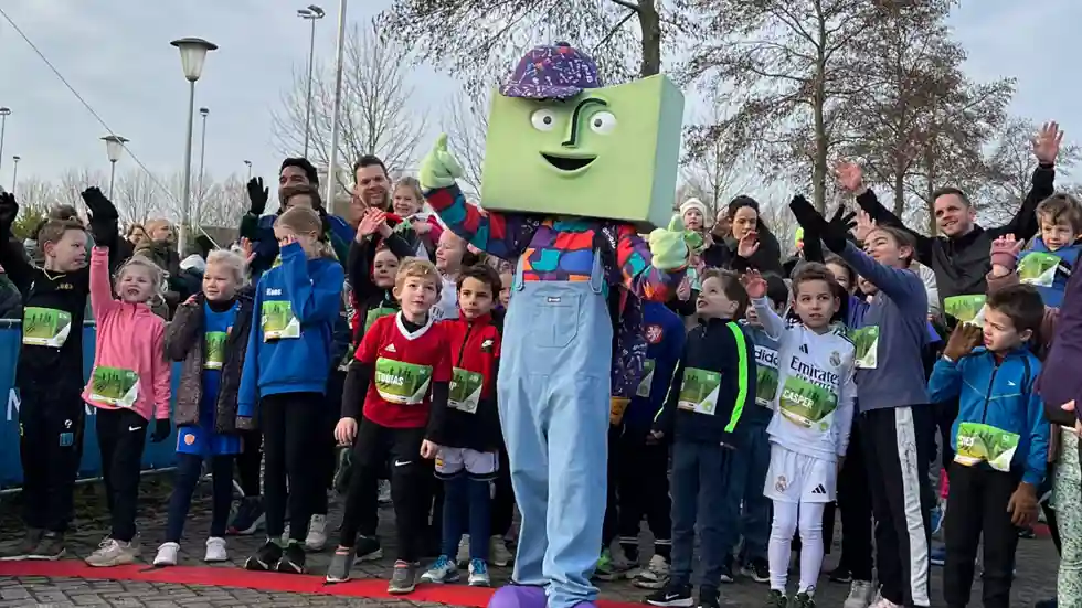 gro-up Kids Run Lansingerland Run 2025 Kinderen, hun ouders en mascotte grup staan klaar bij de start van de gro-up Kids Run tijdens de Lansingerland Run 2025