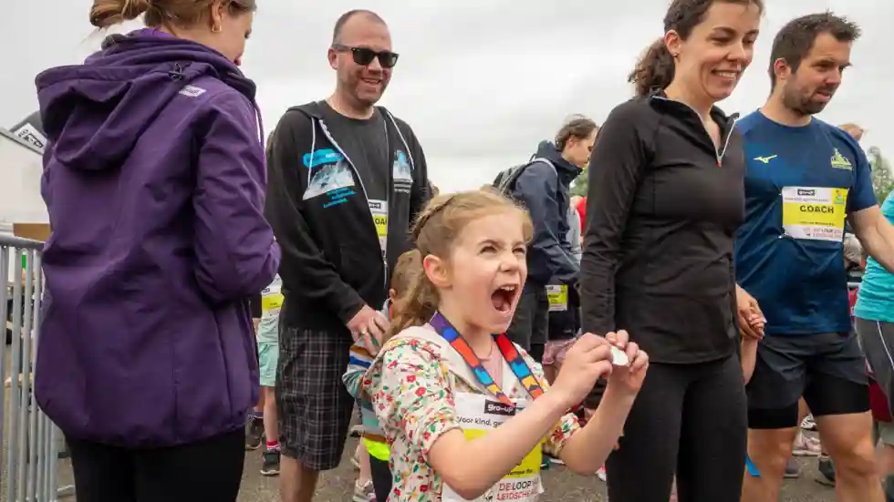 gro-up Lint-Wurmpie Run meisje dolblij met haar medaille gro-up Lint-Wurmpie Run meisje dolblij met haar medaille