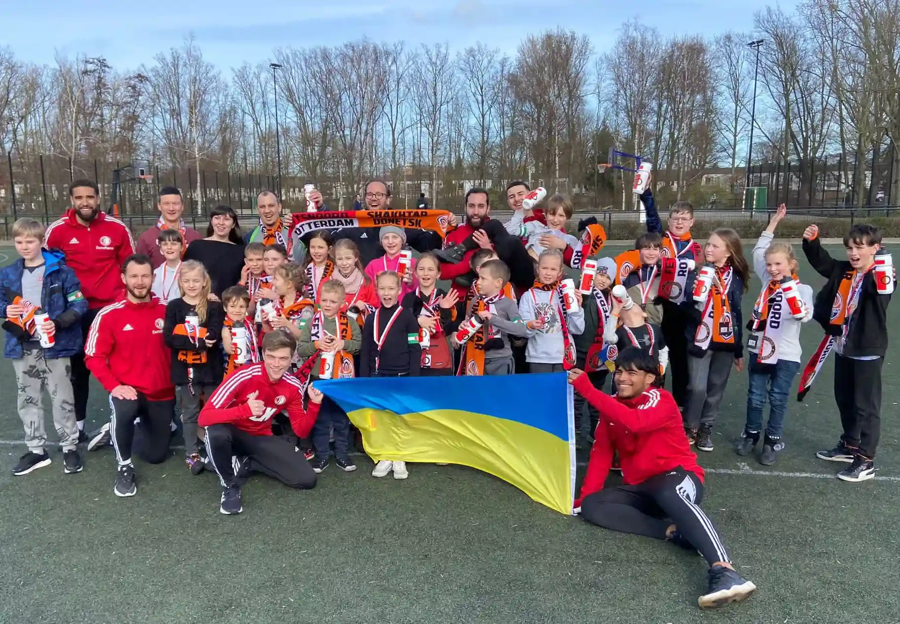 gro-up Oekraïense kinderen trainen met Feyenoord
