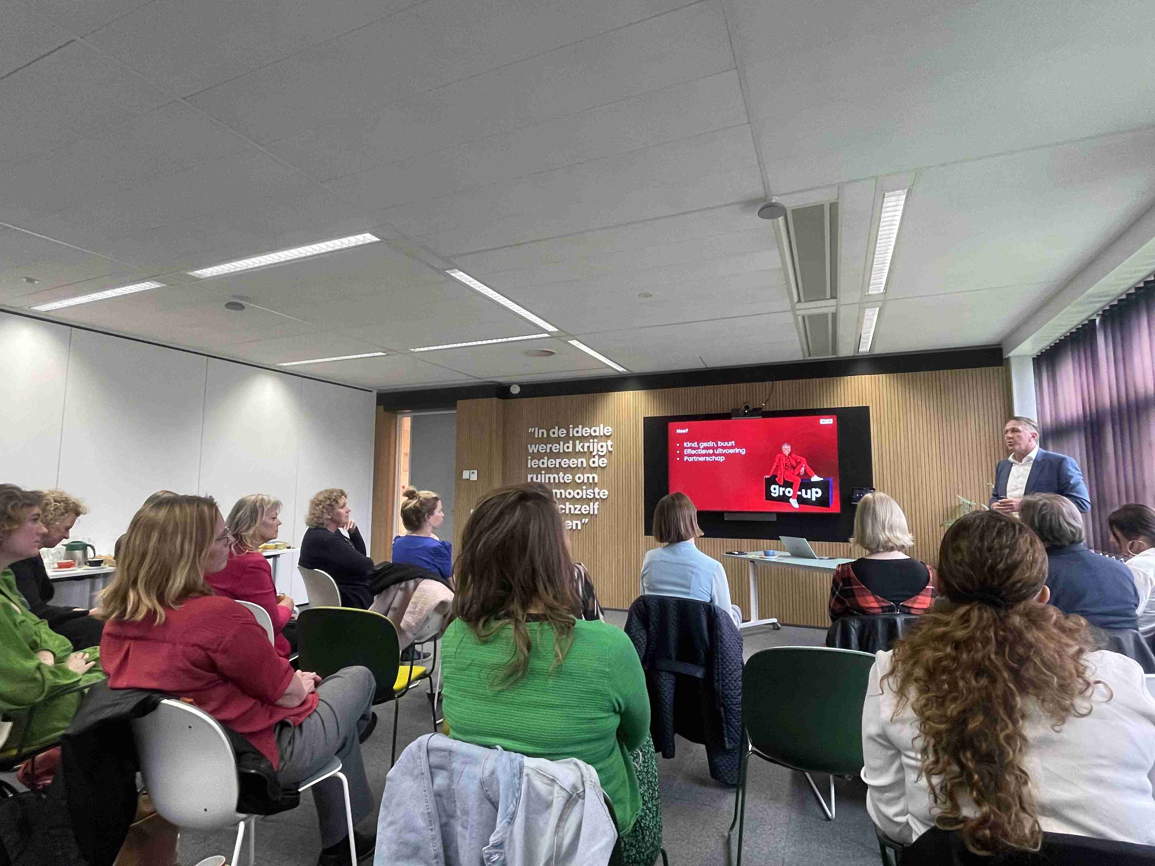 Volwassene (Martin) geeft presentatie
