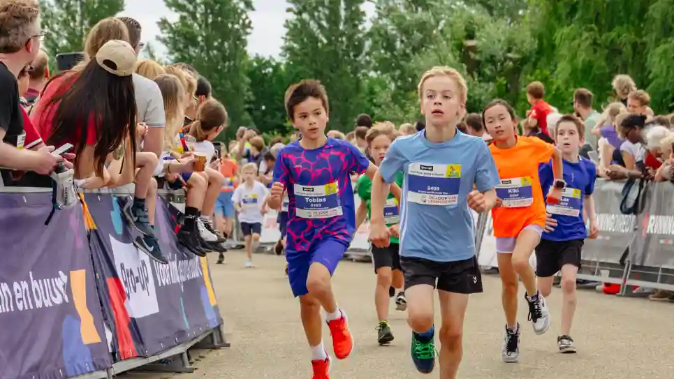 Lint-Wurmpie Run 2025 Kinderen rennen tijdens de gro-up Lint-Wurmpie Run 2025