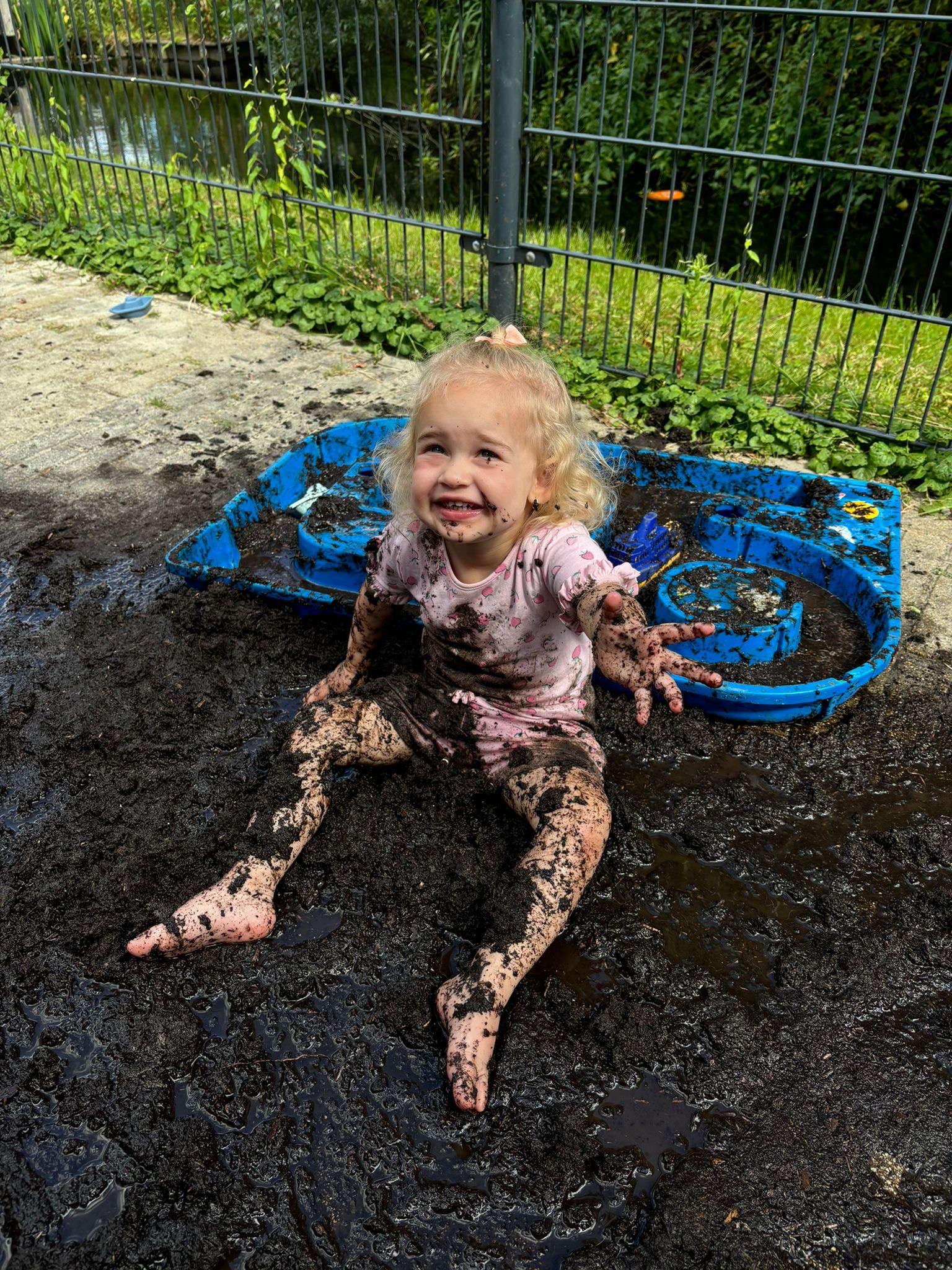 gro-up kinderen meisje helemaal onder de modder
