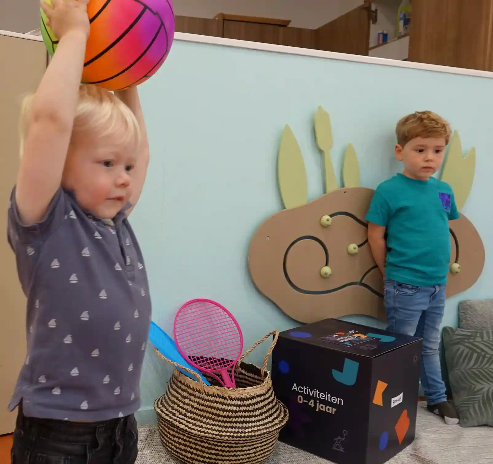 gro-up kinderen spelen met de beweegbox