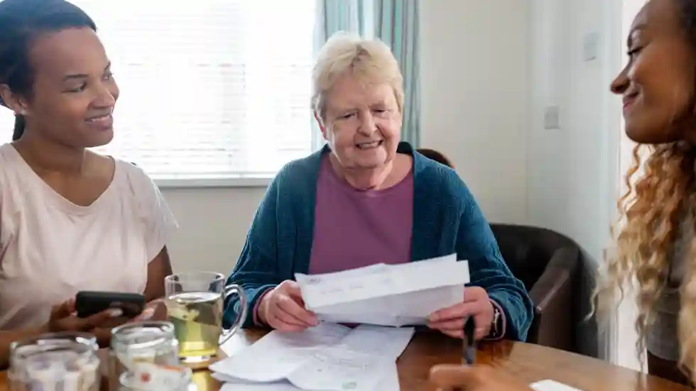 Ondersteuning Bij Bewonersinitiatieven Bewoners vergaderen over het organiseren van een buurtinitiatief, ze krijgen daarbij ondersteuning van gro-up buurtwerk