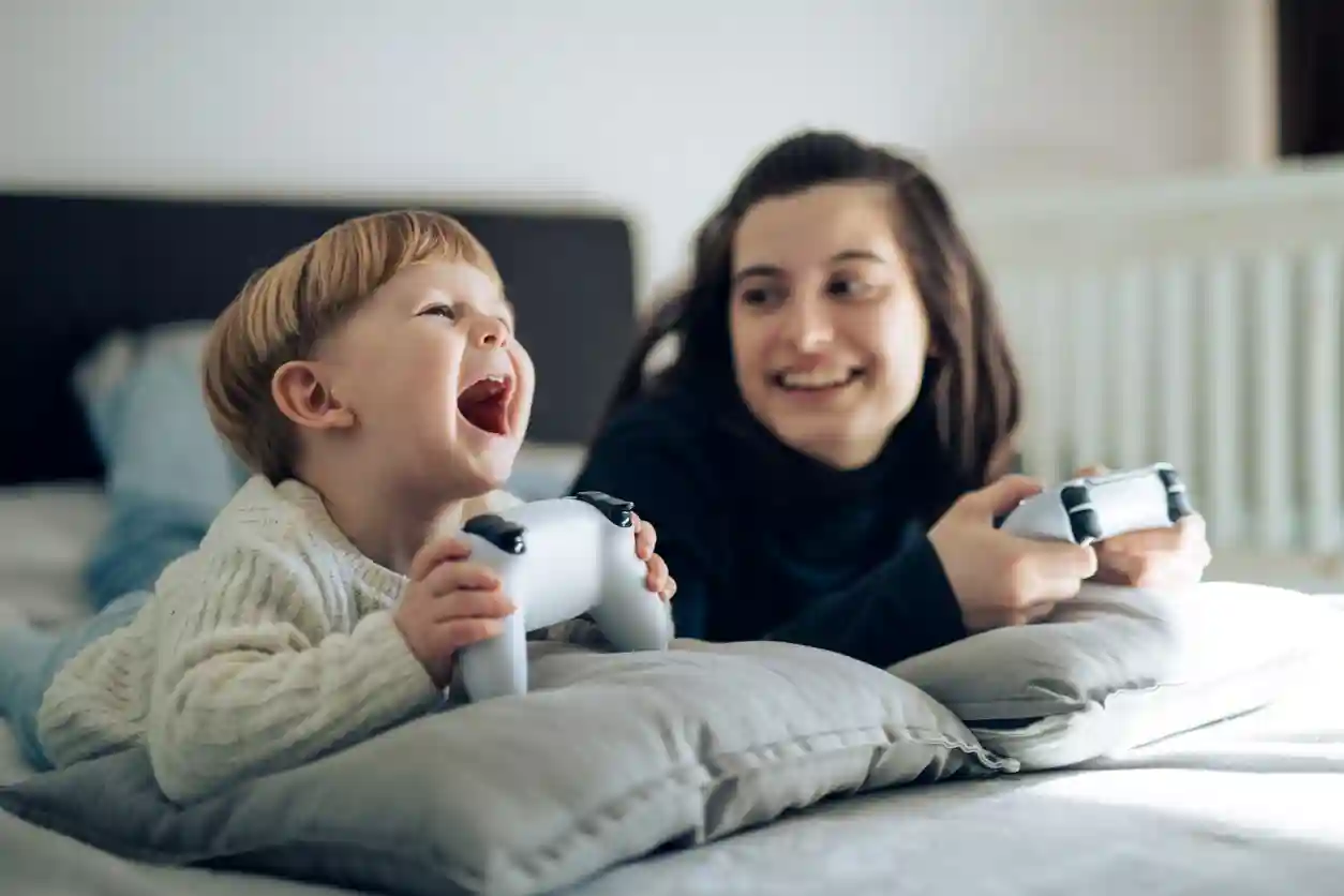 gro-up kinderen Kleuter en moeder gamen samen