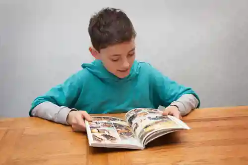 Jongen leest stripboek