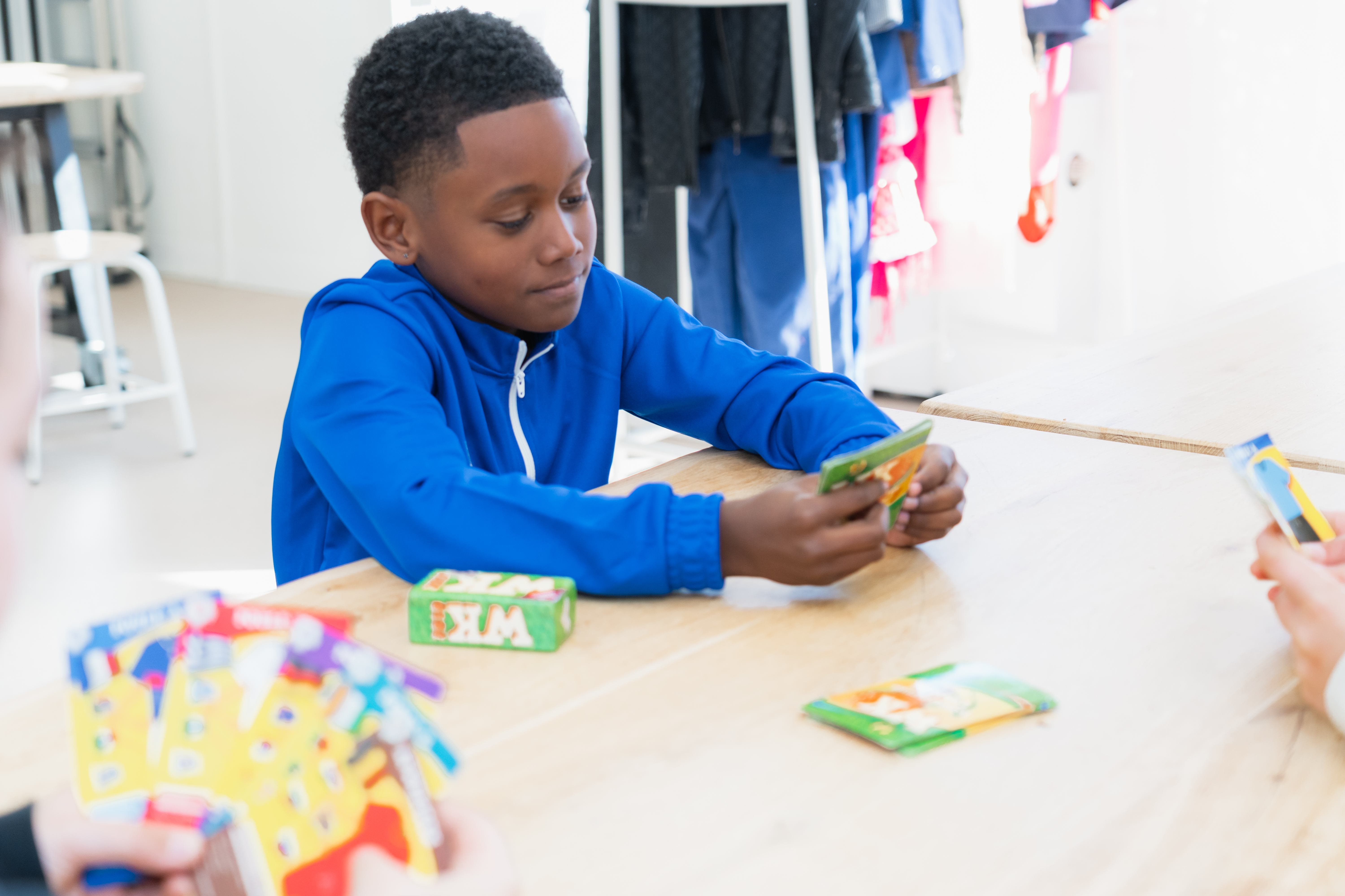 Jongens spelen een spel op de BSO