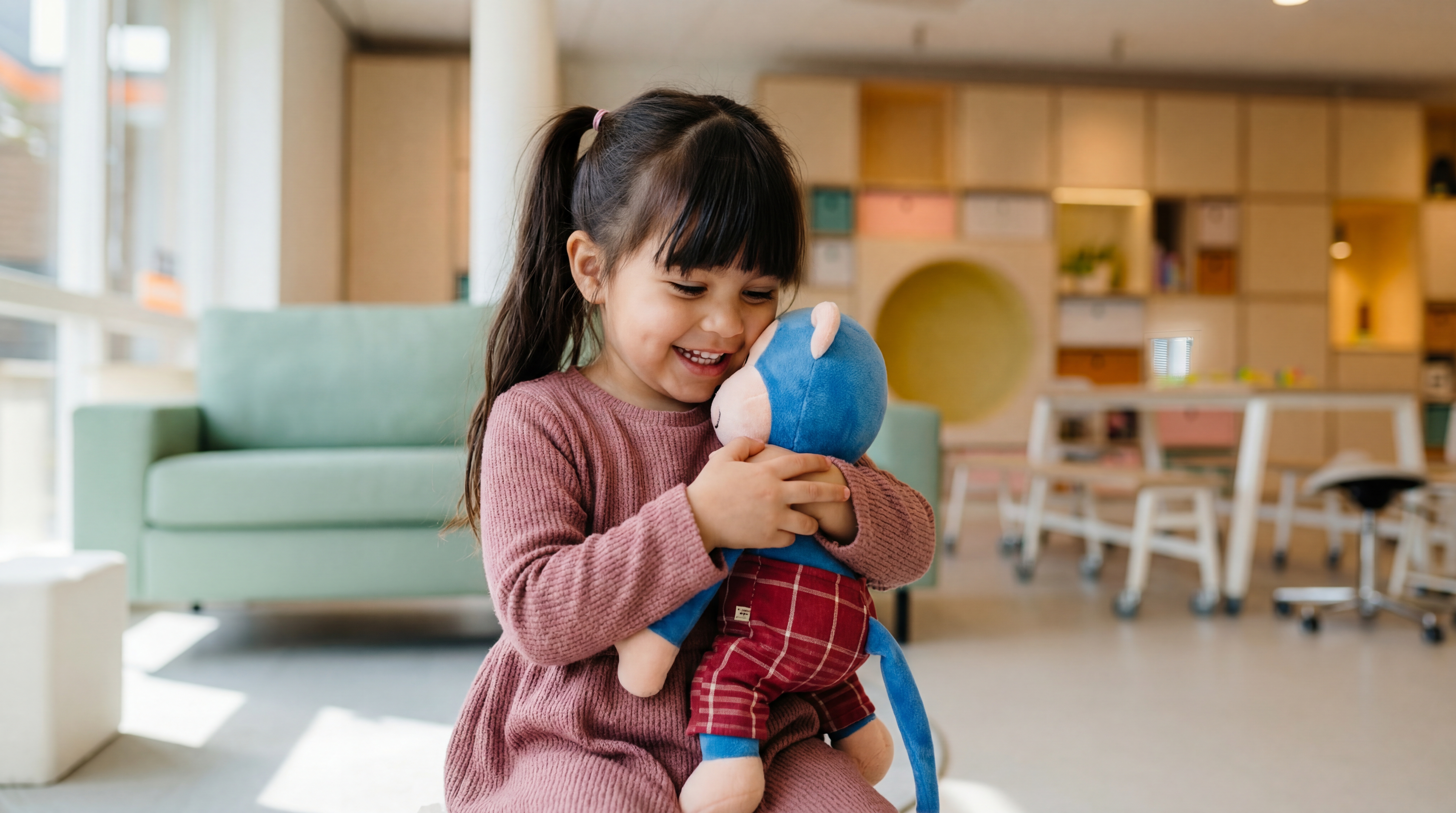 gro-up kinderdagverblijf in Dordrecht meisje knuffelt een aapje