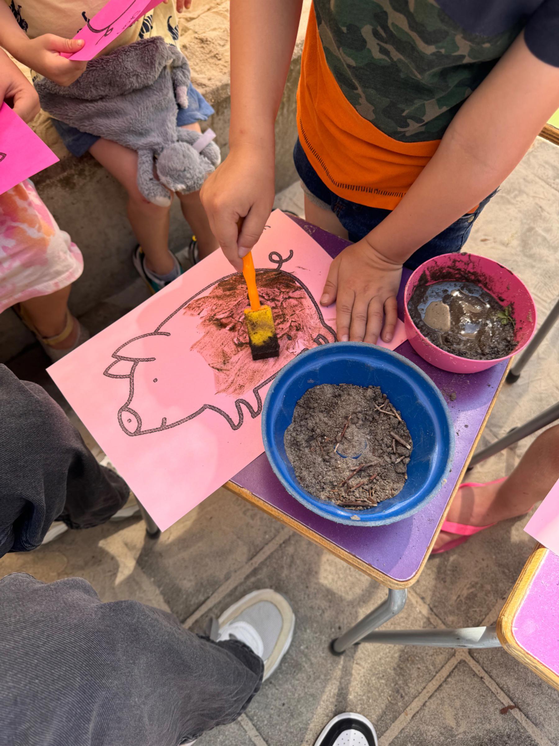 gro-up kinderen schilderen met modder