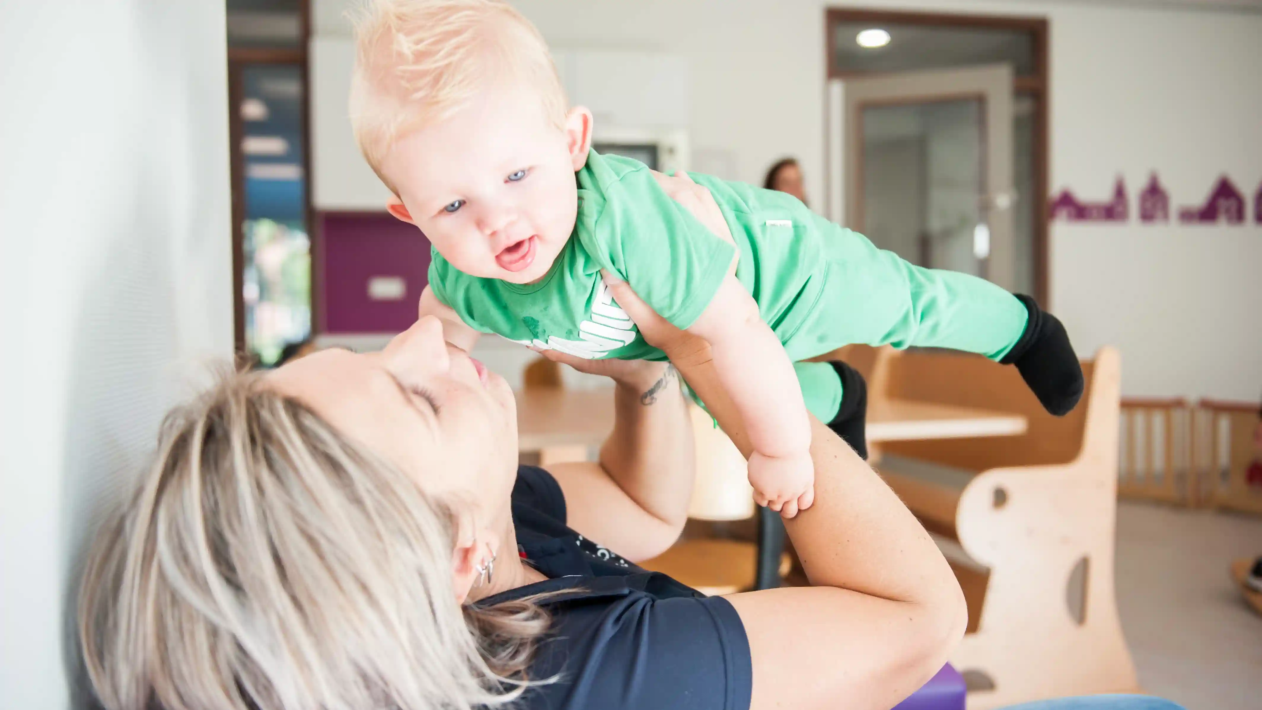gro-up baby wordt opgetild gro-up baby wordt opgetild
