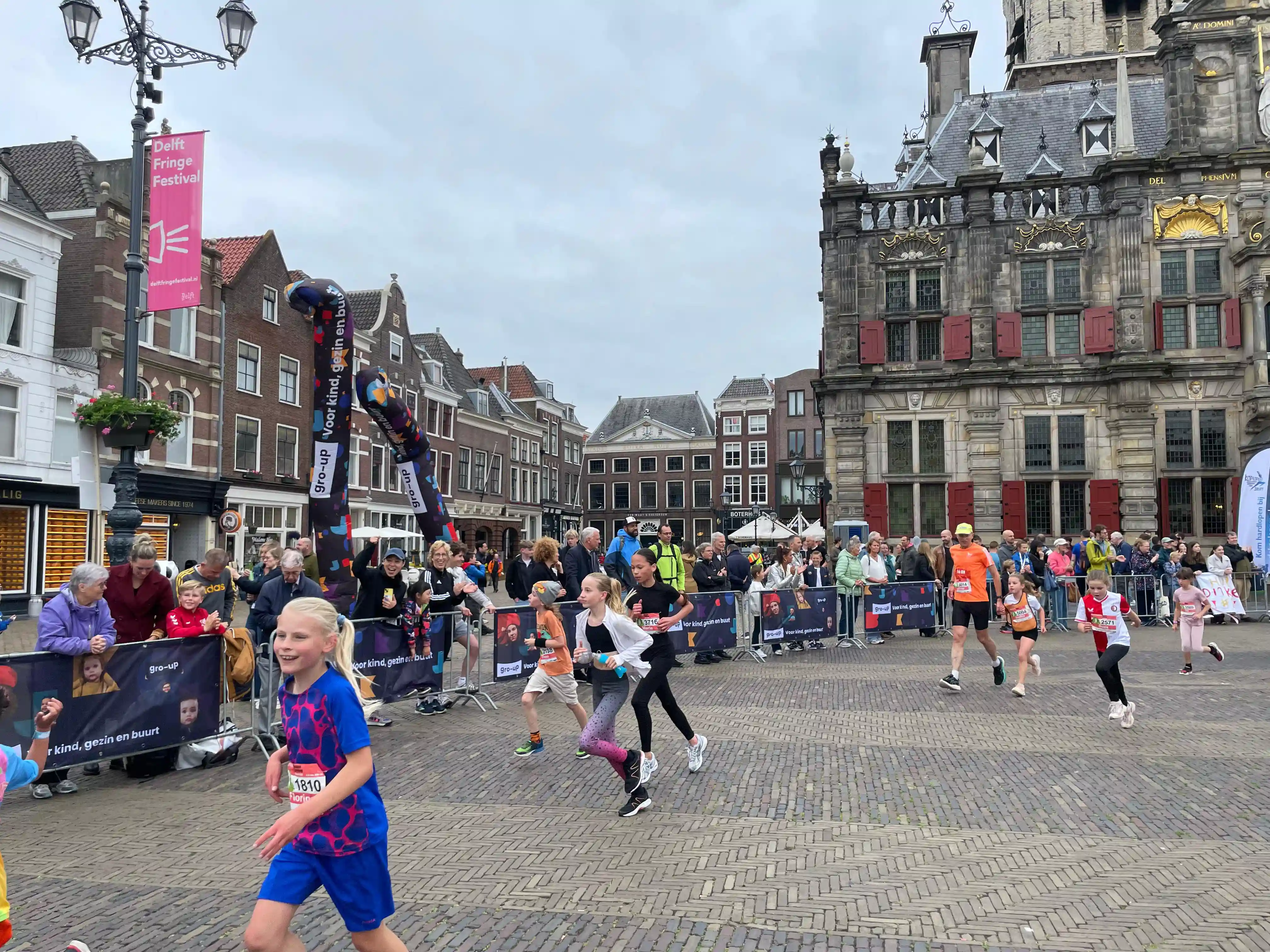 Golden Ten Jeugdloop Delft Kinderen lopen over de Markt tijdens de jeugdloop van de Golden Tenloop in Delft
