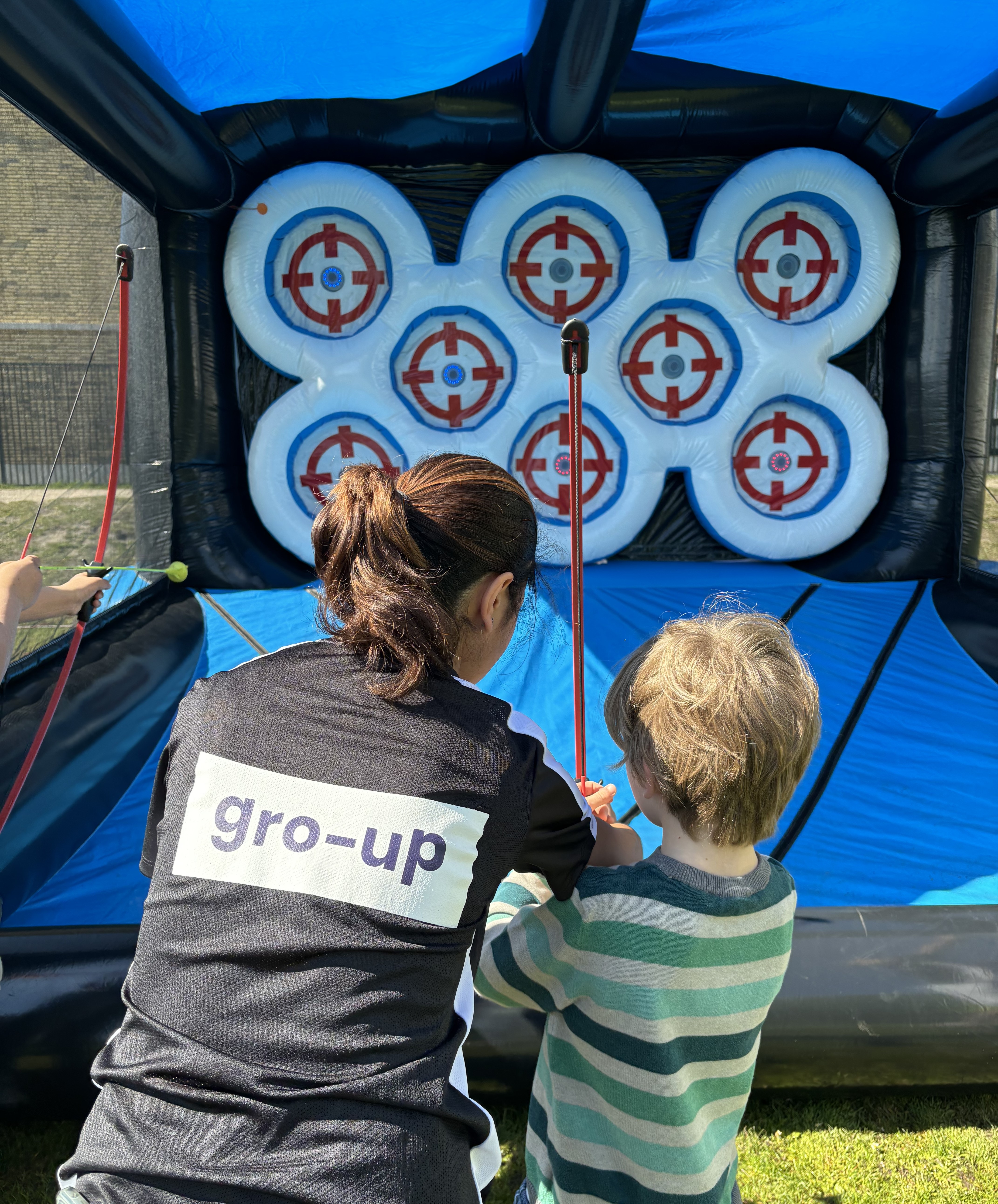 Een kind leer pijl en boog schieten op buitenschoolse opvang Piratenland van gro-up