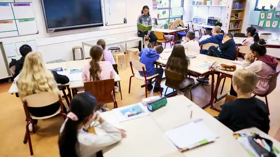 gro-up kinderen worden voorgelezen door Feyenoord