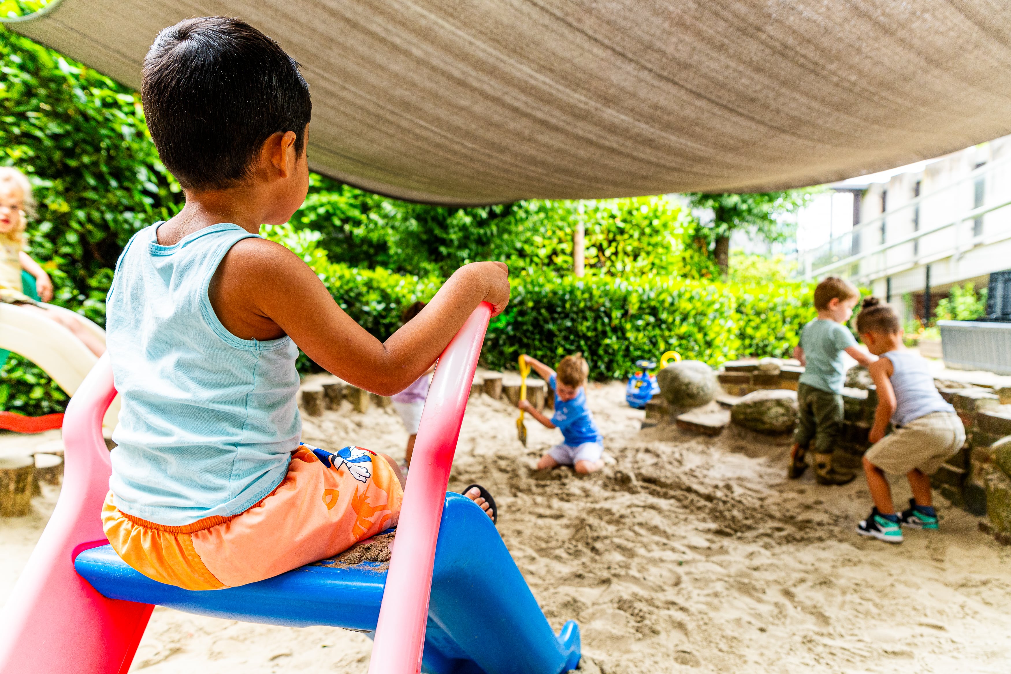 kinderen spelen buiten bij kinderdagverblijf Het Koekoeksnest