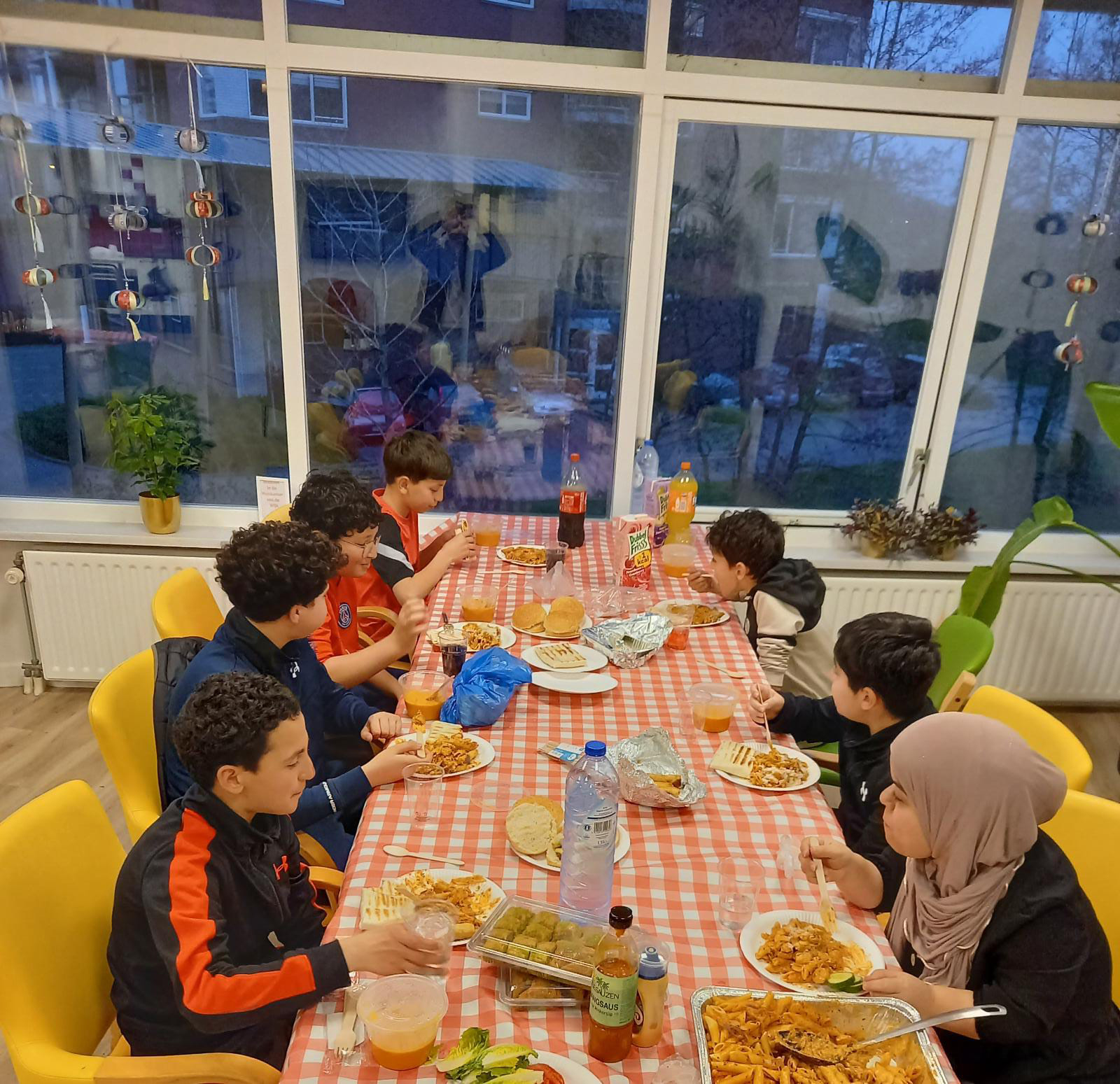 Jongeren organiseren een Iftar, samen met gro-up buurtwerk Krimpenerwaard