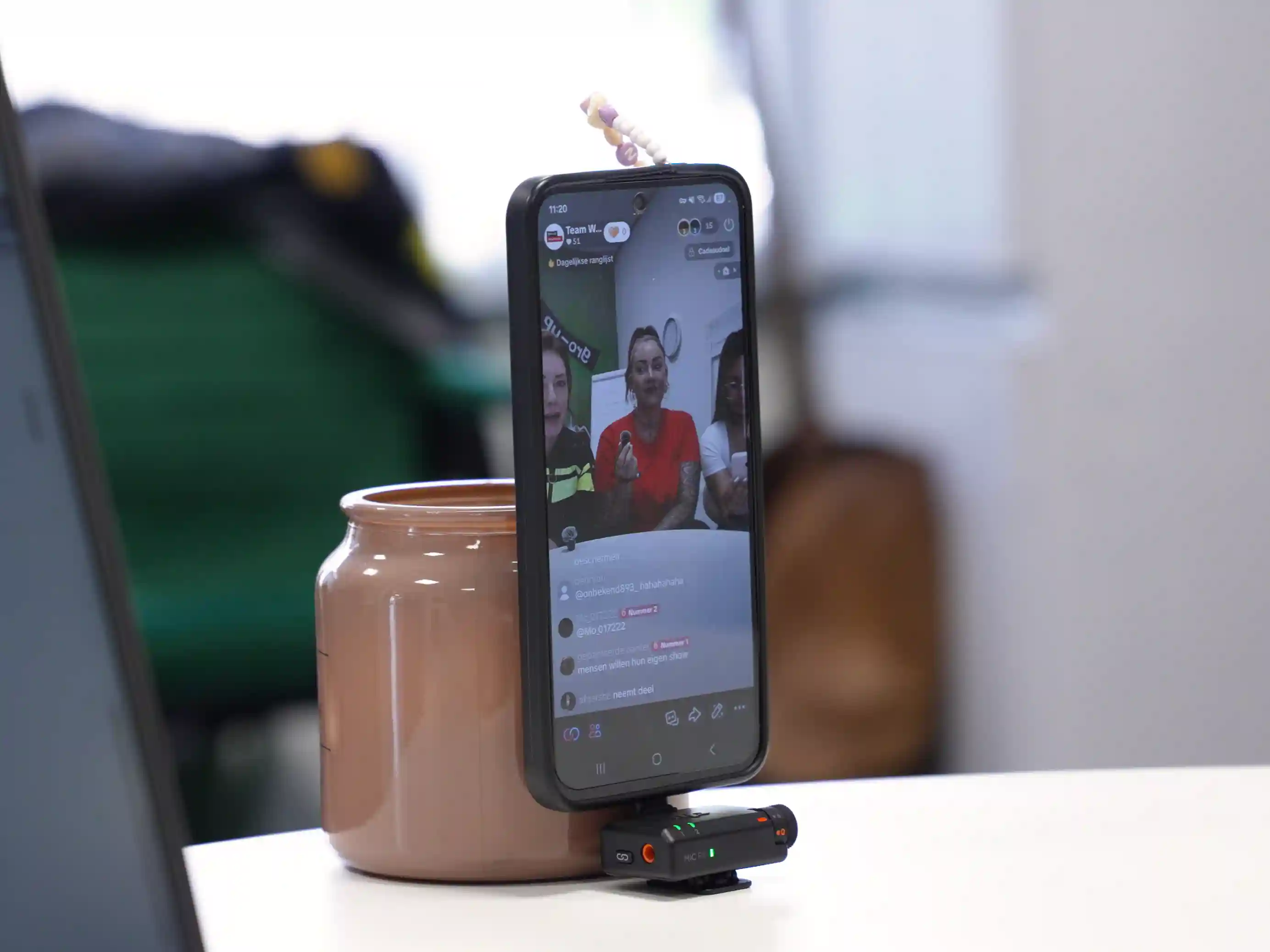 Jongeren stellen vragen in livesessie op TikTok en Twitch