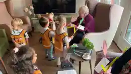 gro-up kinderen op bezoek bij ouderen van verzorgingshuis de Hooge-Werf gro-up kinderen op bezoek bij ouderen van verzorgingshuis de Hooge-Werf