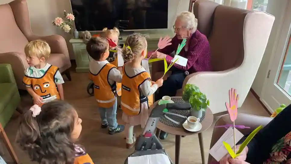 gro-up kinderen op bezoek bij ouderen van verzorgingshuis de Hooge-Werf