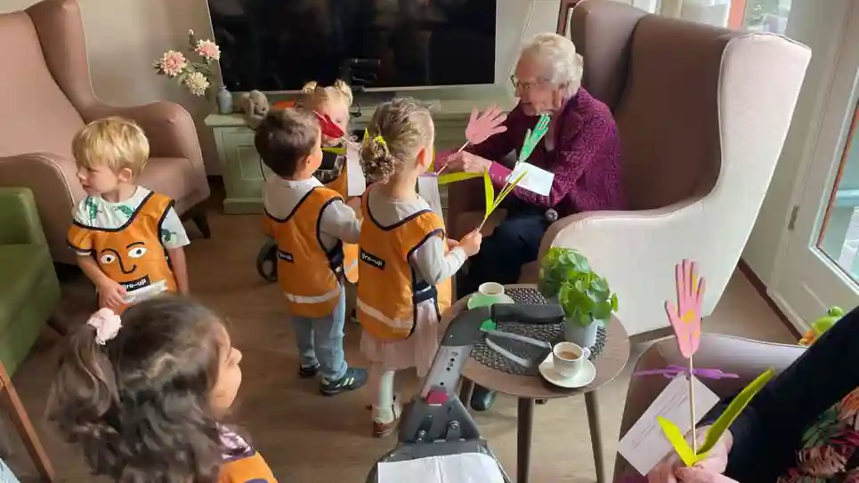 gro-up kinderen op bezoek bij ouderen van verzorgingshuis de Hooge-Werf gro-up kinderen op bezoek bij ouderen van verzorgingshuis de Hooge-Werf