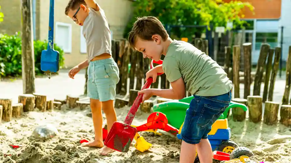 Buitenspelen bij bitenschoolse opvang MikMak Maxi In de zandbak