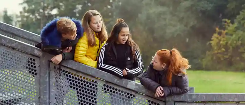 gro-up buurtwerk Wassenaar Jongeren wachten op de start van een activiteit van gro-up buurtwerk Wassenaar