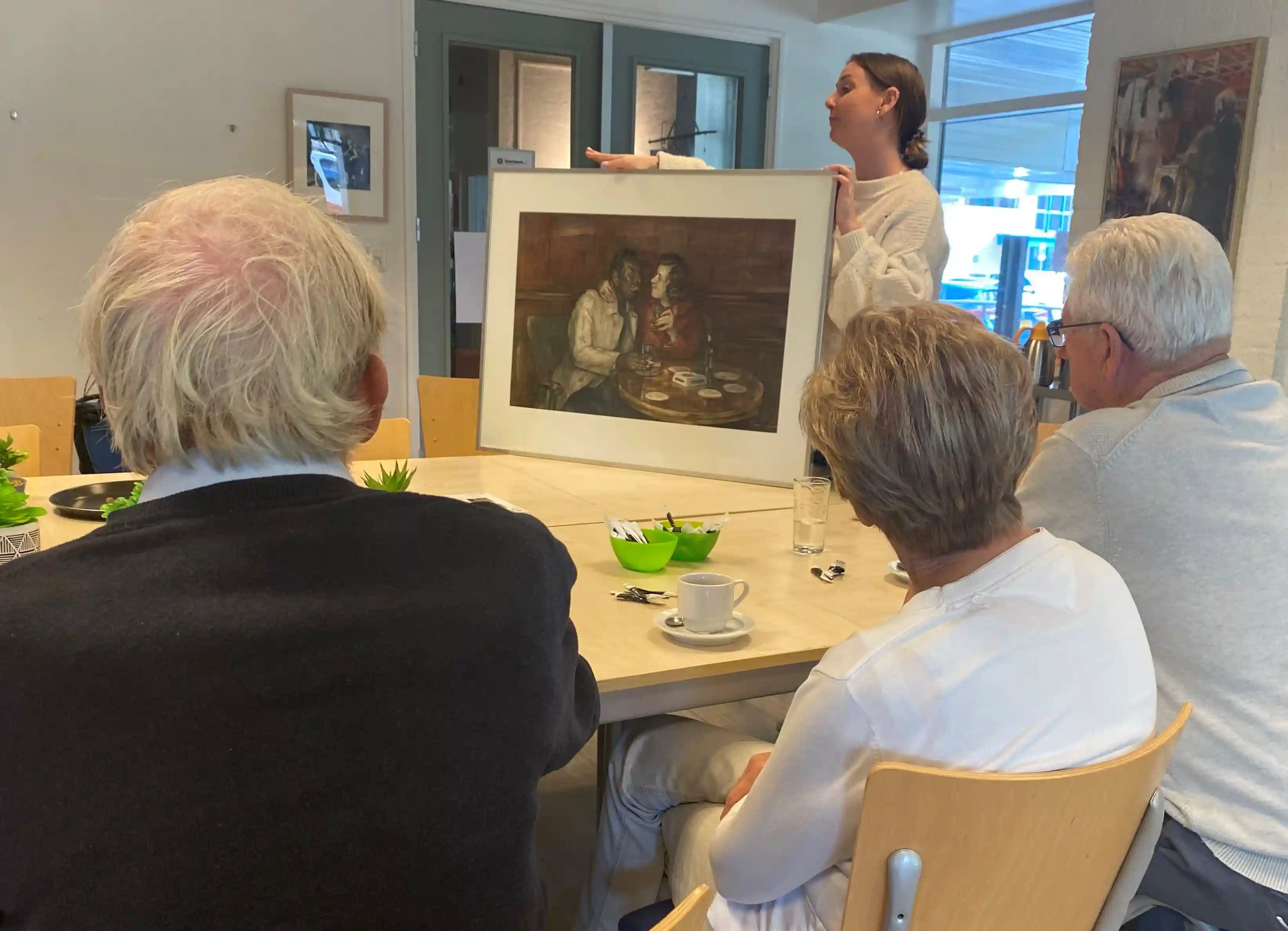 gro-up volwassenen Brianframe kijken naar schilderij gro-up volwassenen Brianframe kijken naar schilderij