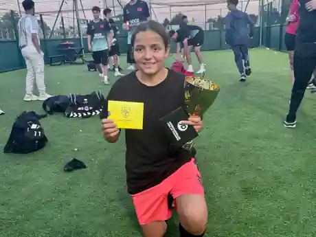 Winnaar Buurtwerk Cup 2025 De Winnares van de Buurtwerk Cup 2025 poseert met haar beker