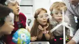 gro-up kinderen doen een experiment gro-up kinderen doen een experiment