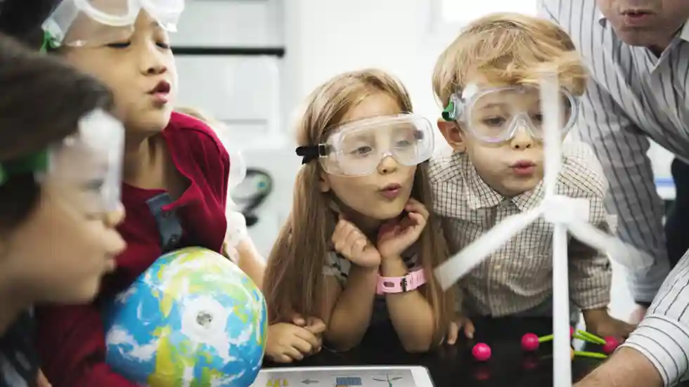 gro-up kinderen doen een experiment gro-up kinderen doen een experiment