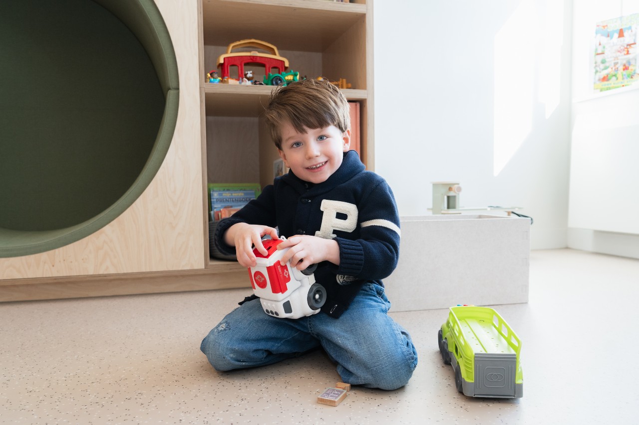 Een peuterjongen speelt met een vrachtwagen op Peuteropvang Paddington van gro-up in Den Haag Escamp
