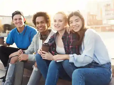 Groeistap 6 Groep (jong)volwassenen met een koffie op een buitentrap