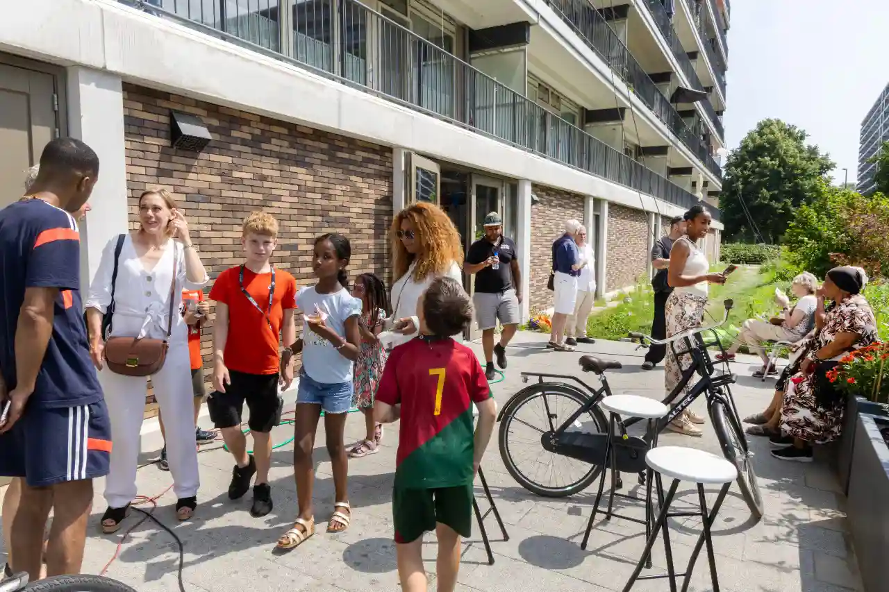 De Sterrenhub Is Weer Van De Buurt Wat Brengt Het De Buurt Buurtbewoners verzamelen buiten bij de opening van de SterrenHub