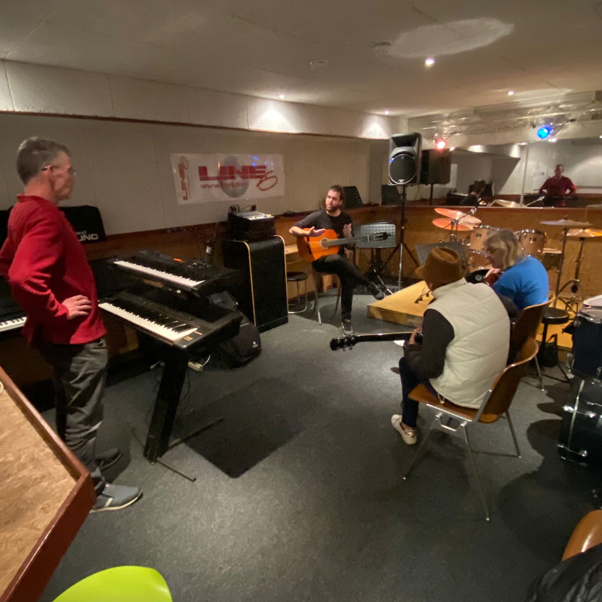 gro-up volwassenen maken muziek