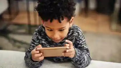 gro-up kind heel blij met smartphone | Zo Leid Je Het Mediagebruik Van Je Kind In Goede Banen