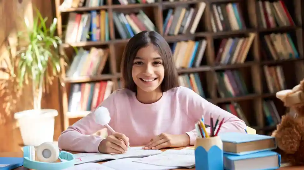 gro-up jeugd lachend huiswerk maken gro-up lachend huiswerk maken