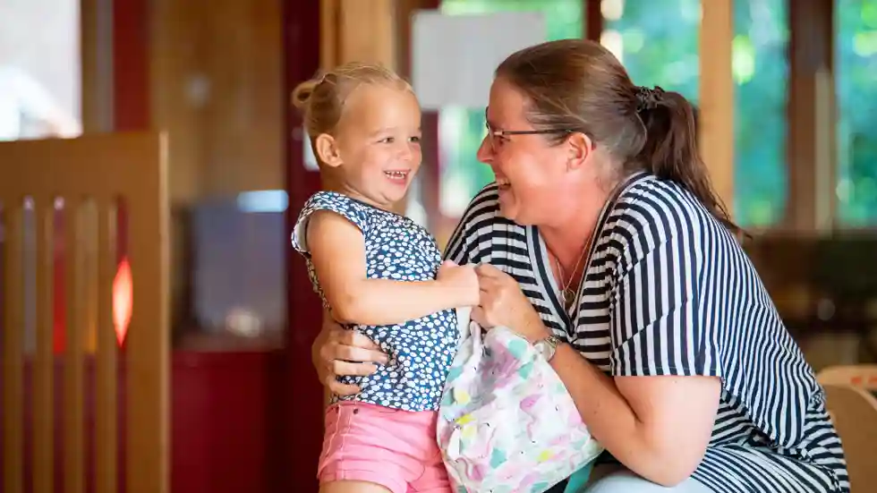 gro-up kind lacht met pedagogisch medewerker gro-up kind lacht met pedagogisch medewerker