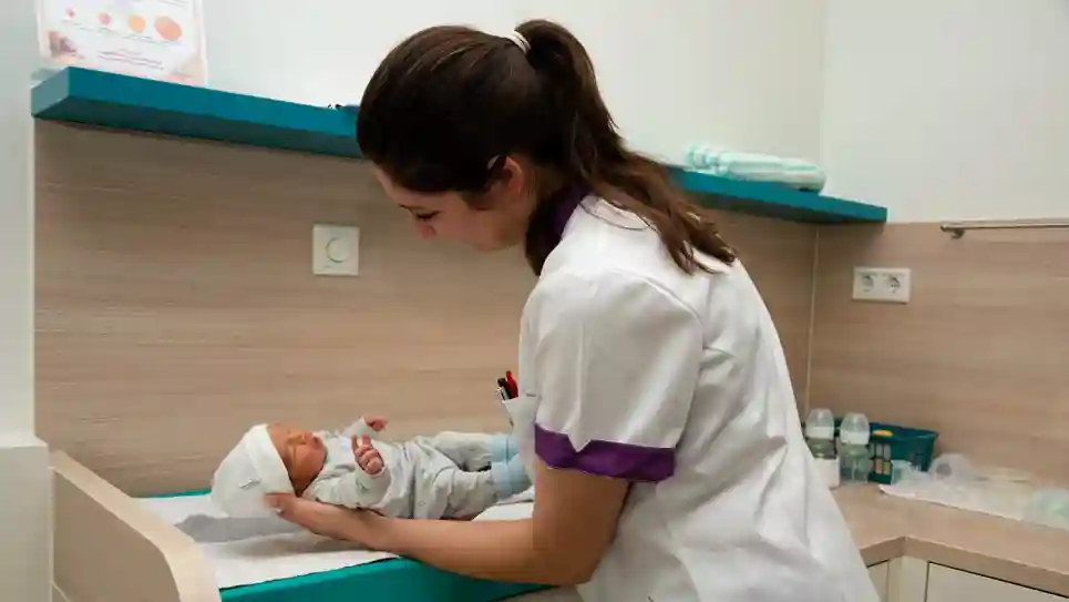 baby met kraamverzorgende Wat is kraamzorg?