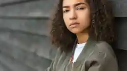 gro-up jeugd meisje tegen muur gro-up meisje tegen muur