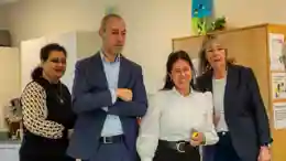 gro-up wethouders Kasmi en Mohamed-Hoesein aan de peuterontbijttafel gro-up wethouders Kasmi en Mohamed-Hoesein aan de peuterontbijttafel