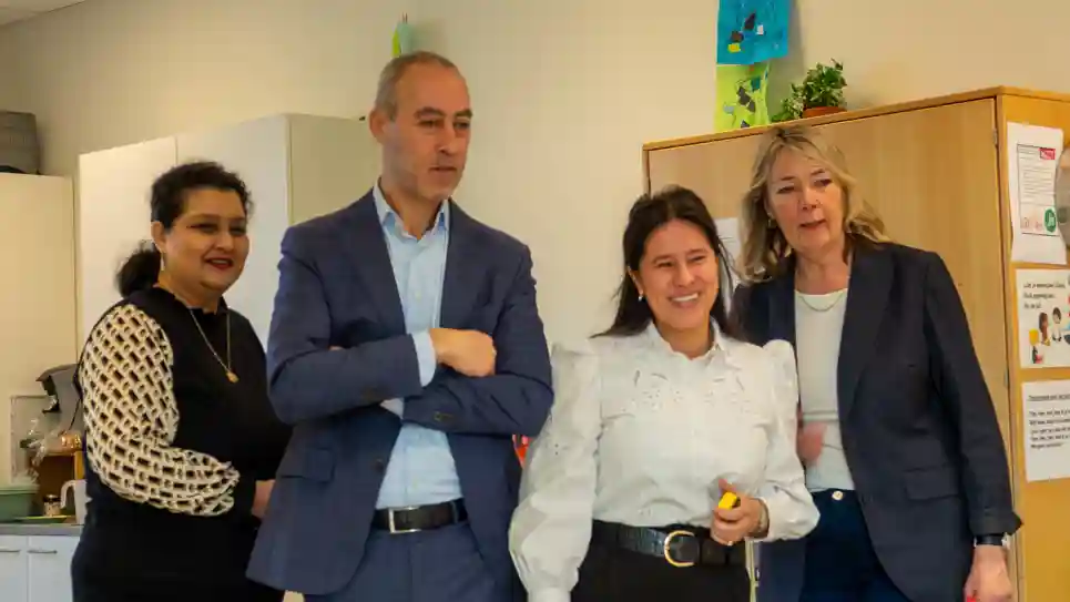 gro-up wethouders Kasmi en Mohamed-Hoesein aan de peuterontbijttafel gro-up wethouders Kasmi en Mohamed-Hoesein aan de peuterontbijttafel