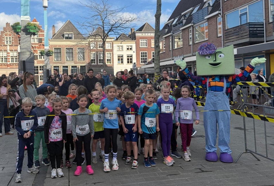 Kinderen en mascotte grup staan klaar voor de start van de gro-up Familie Loop tijdens de Vestingloop Dordrecht