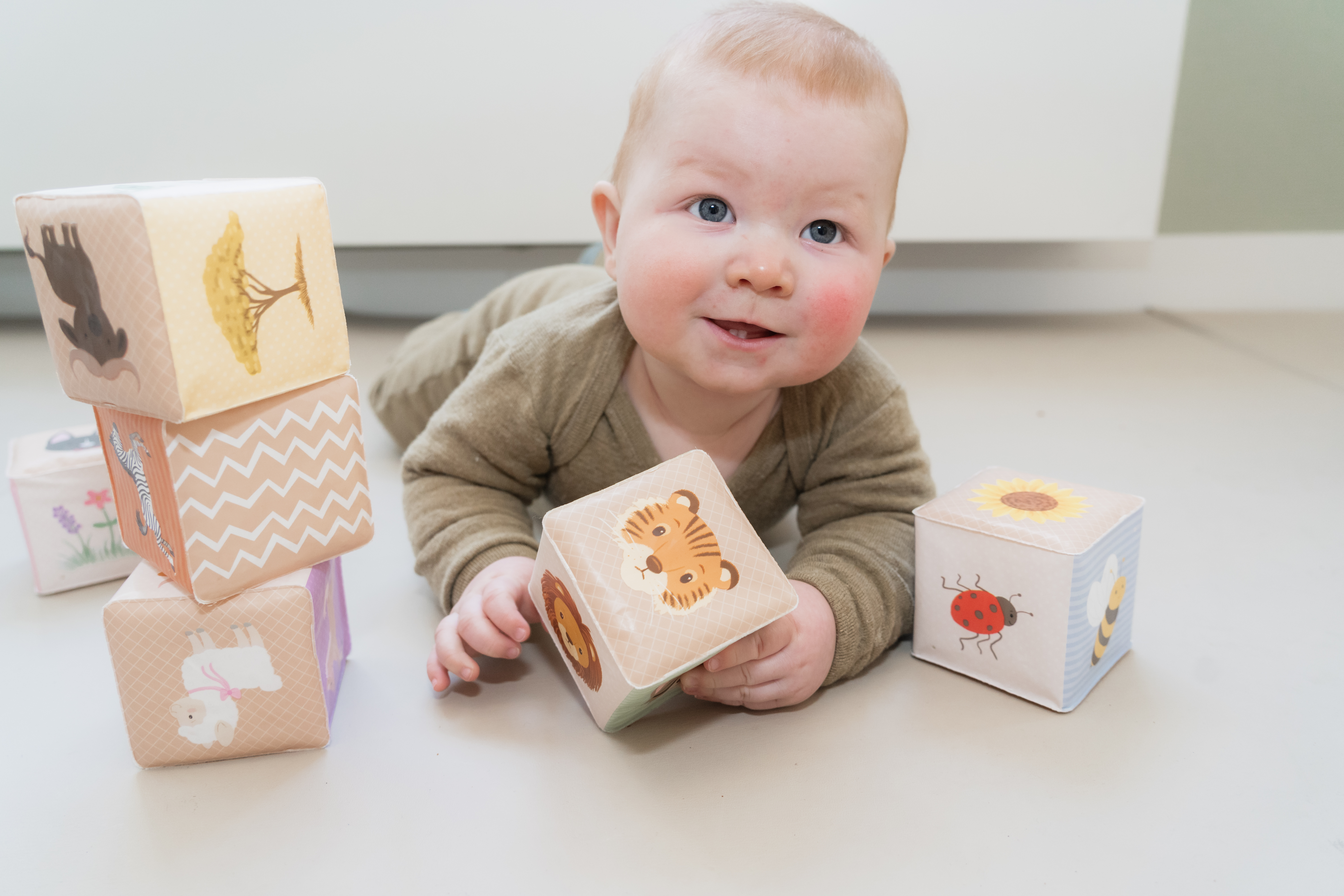 Een baby kruipt over de grond op kinderdagverblijf Piratenland