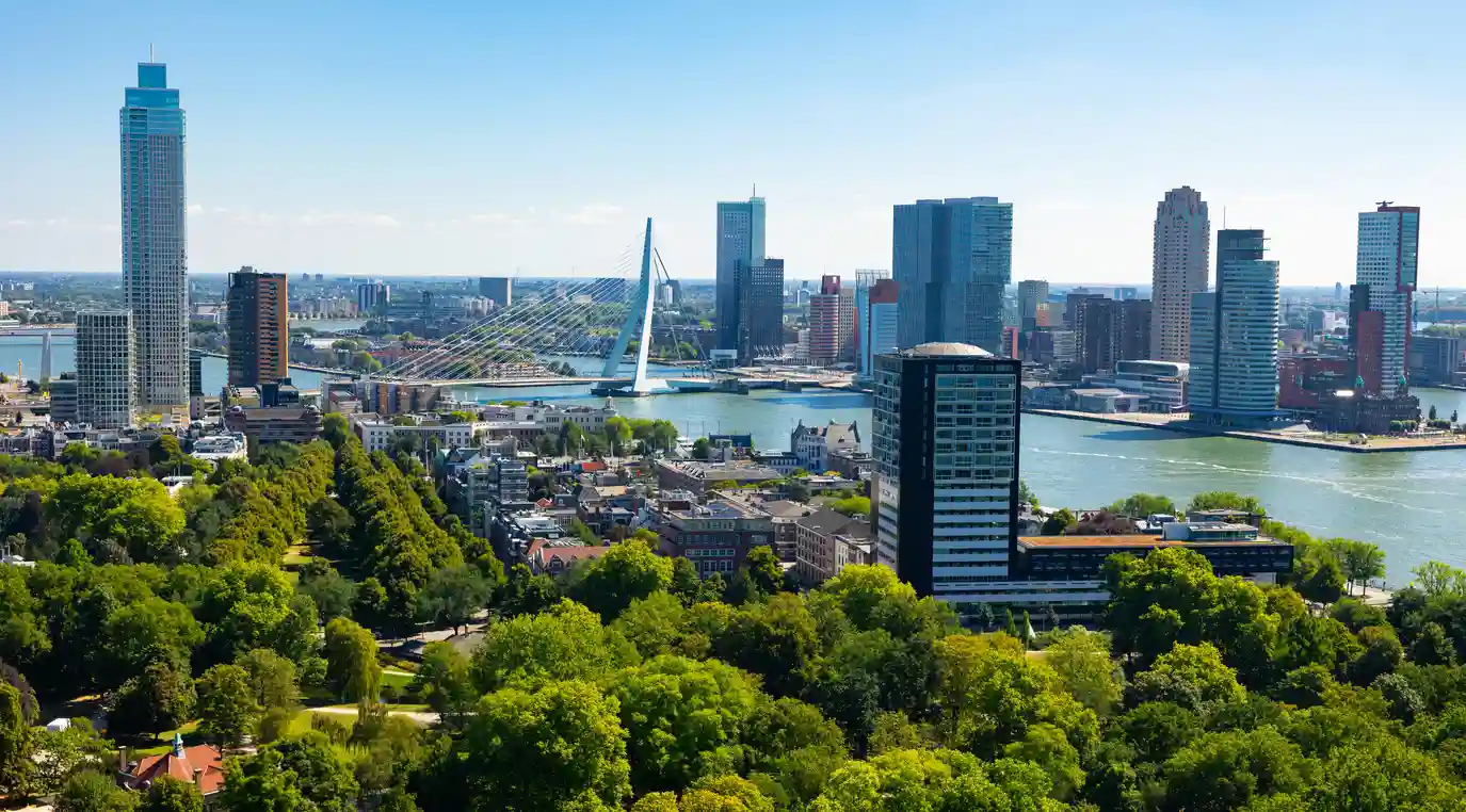 Rotterdam De skyline van Rotterdam. gro-up helpt nieuwkomers hun weg te vinden in de stad met het project Nieuw in Rotterdam