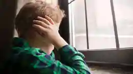 gro-up kind handen tegen oren gro-up kind handen tegen oren