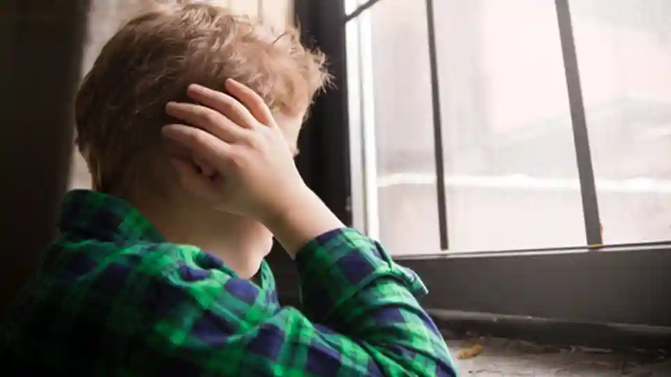 gro-up kind handen tegen oren gro-up kind handen tegen oren
