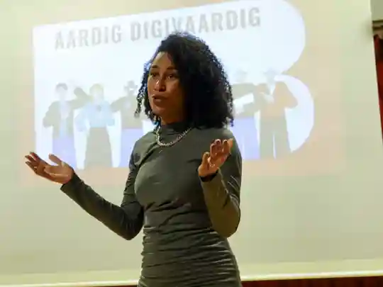 Buurtwerker Jaleesa | Eindelijk Videobellen Met Je Kleinkinderen Dankzij Een Buurtgenoot Buurtwerker Jaleesa