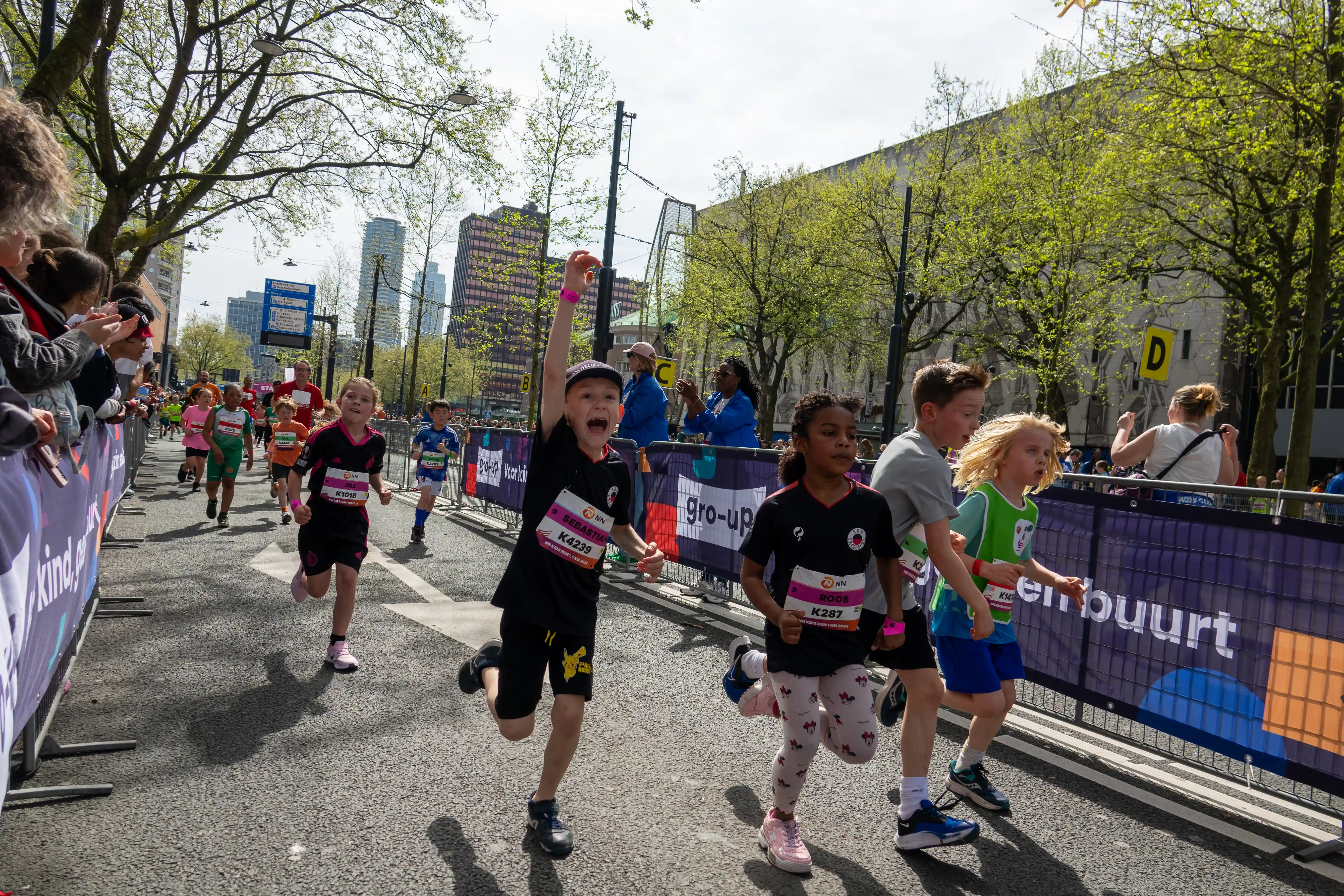 gro-up kinderen rennen 1 km NN Kids Run tijdens de NN Marathon Rotterdam