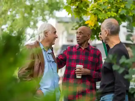 Buurt In Beeld Drie mannen kletsen met elkaar in een Zoetermeerse buurt